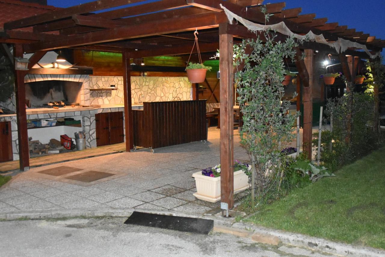 Apartments And Rooms Kod Eli Ravna Gora Exterior foto